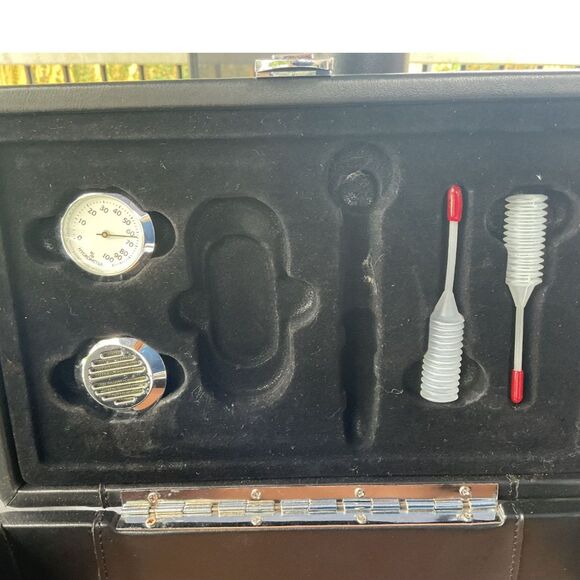 Thompson and Co Inc Leather Humidor - Picture 8 of 9